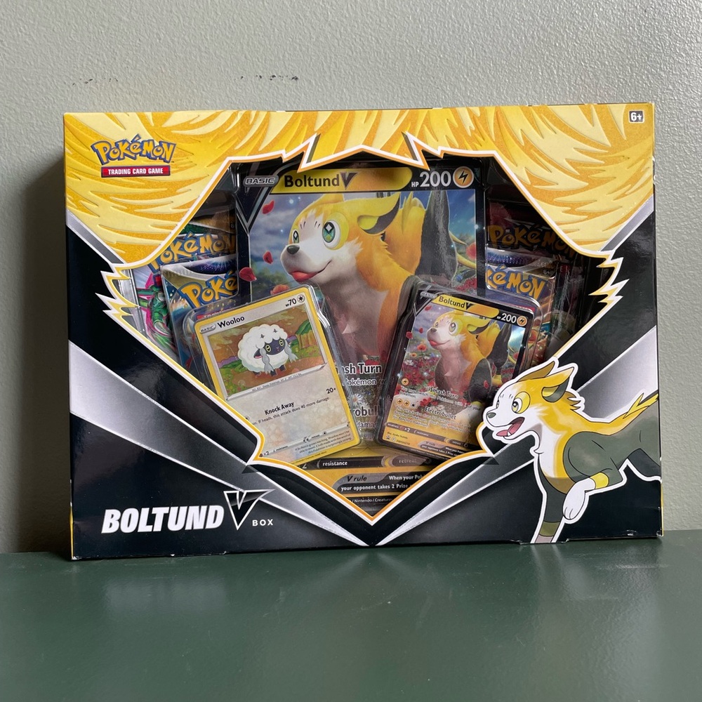 Boltund V Box Pokémon Trading Card Set